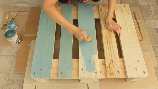 Винтажный журнальный столик для наследников голубой крови