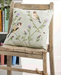 ​Чудесная вышивка наволочки с птичками