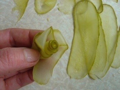 Как сделать розу из солёного огурчика