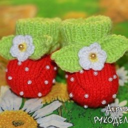 Вяжем клубничные пинетки