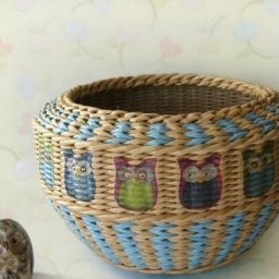 Очень красивая корзинка из газетных трубочек