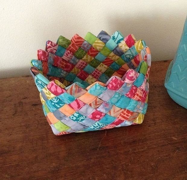 ​Плетённая корзинка из разноцветных полос ткани