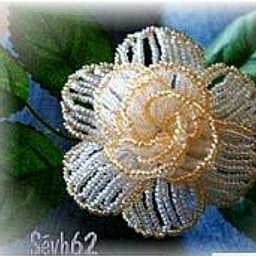 ​Вдохновляющие на творчество цветы из бисера