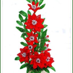 ​Композиция с яркими красными цветами из бисера