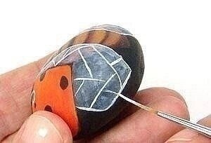 Божьи коровки из камушков