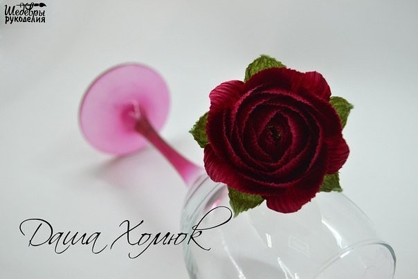 Шикарная бордовая роза с изюминкой