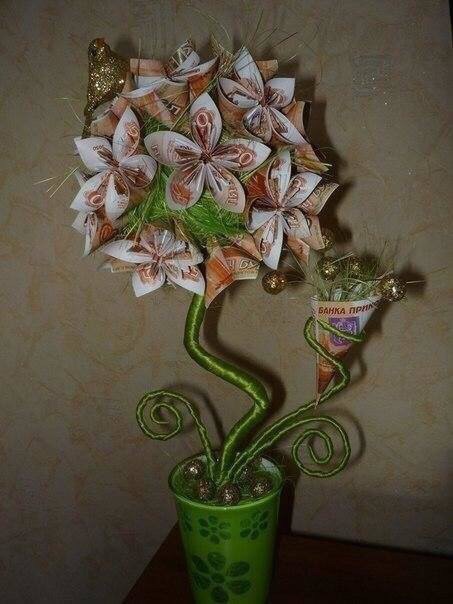 Топиарий из сизаля и купюр «цветы-кусудама»