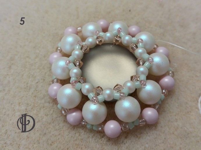 Лунная брошь с кабошоном-лунасофтом Лунная брошь с кабошоном-лунасофтом