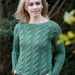 Зеленый джемпер с узором из кос