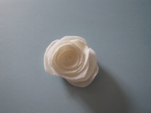 Нежная подушка с флисовыми розами