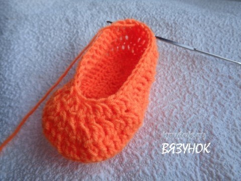 Вязаные пинетки—обезьянки