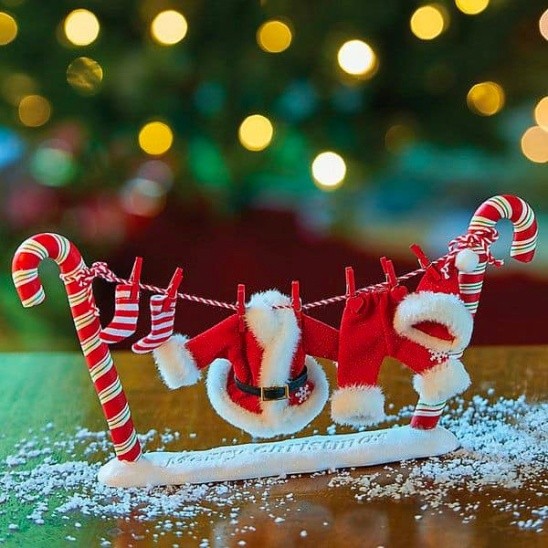Забавная новогодняя поделка с одеждой Деда Мороза или Санта Клауса