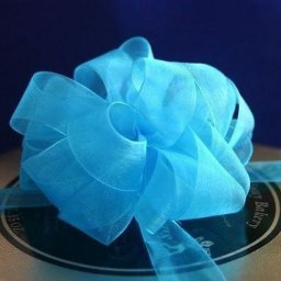 Завязываем бант на подарок при помощи пялец