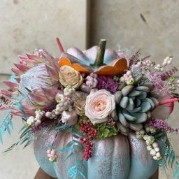 ​Цветочные композиции с вазой из тыквы