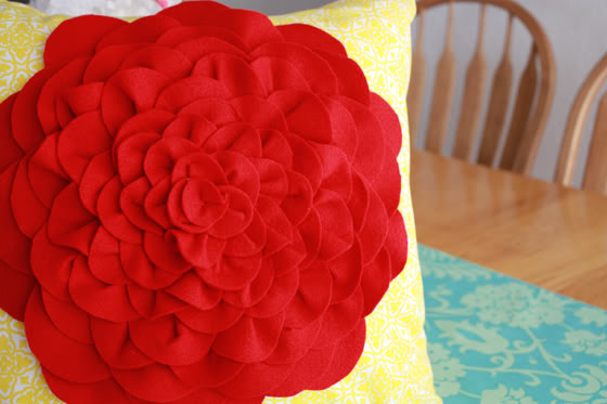 Декоративная подушка с цветком из фетра