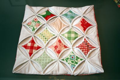 Изумительной красоты подушка с объемными элементами