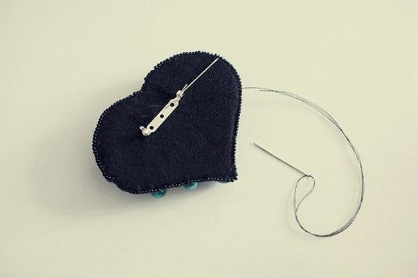 ​Красивая брошка, которая делается очень легко и быстро