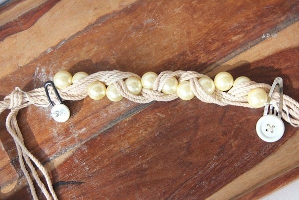 Ожерелье из веревки и бусин