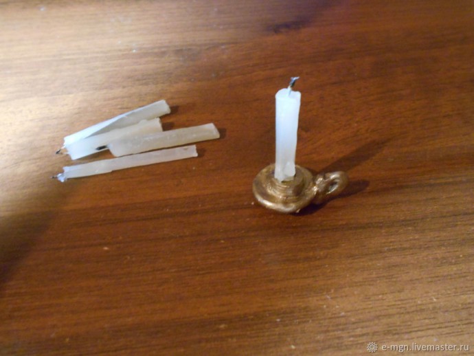 Миниатюрная свеча с подсвечником