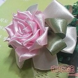 Нежная розочка из атласной ленты