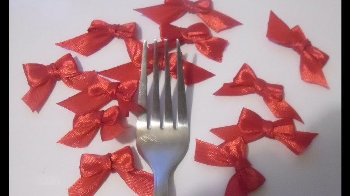 Одинаковые милые бантики в ряд