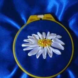 Вышиваем лентами ромашки