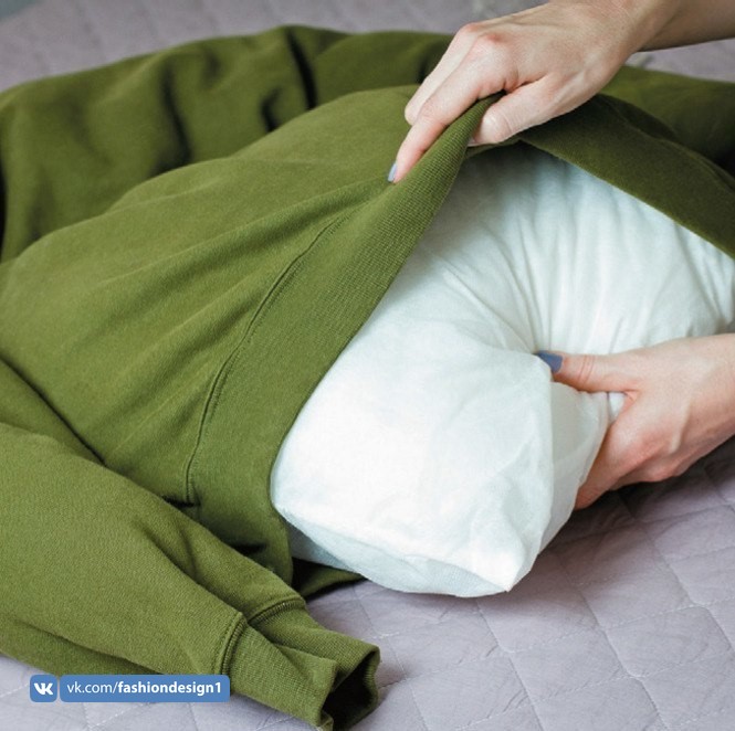 Домашним питомцам: лежанка из пуловера