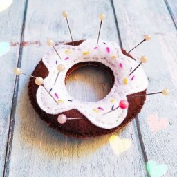 ​Игольница-пончик из фетра