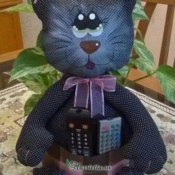 Котики-подушки или просто хранители пульта