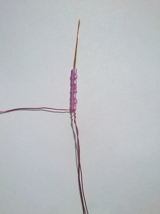 Красивый цветочек из бисера