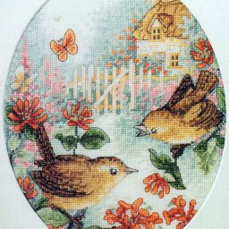 Домик с забором и птичками