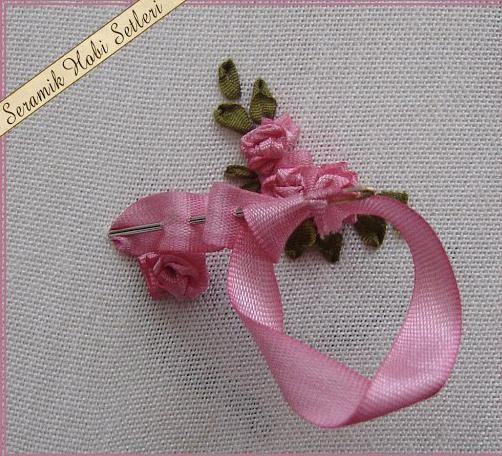 Мини-мастер-класс по вышивке объёмных розочек лентами