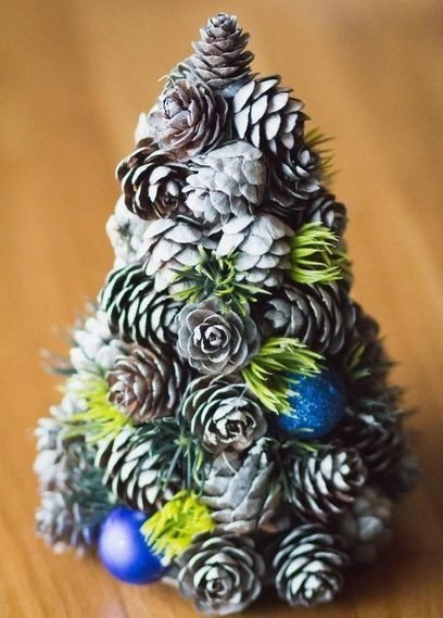 Новогодняя ёлочка из шишек