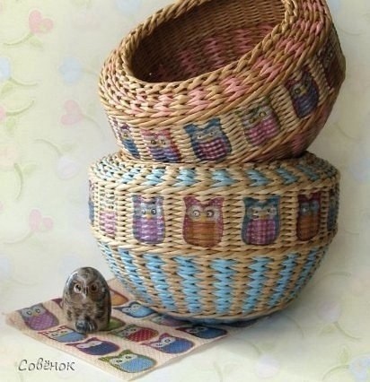 Очень красивая корзинка из газетных трубочек