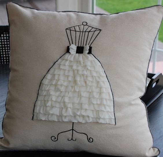 Подушки с платьицами: идеи для вдохновенного творчества