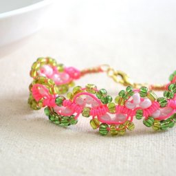 ​Браслет в бесконечно нежной расцветке