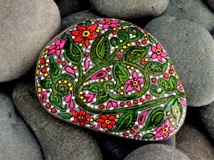 ​Рисуем на камнях цветы
