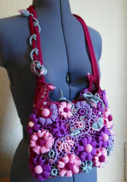 Вязаные сумочки с яркими цветами: идеи
