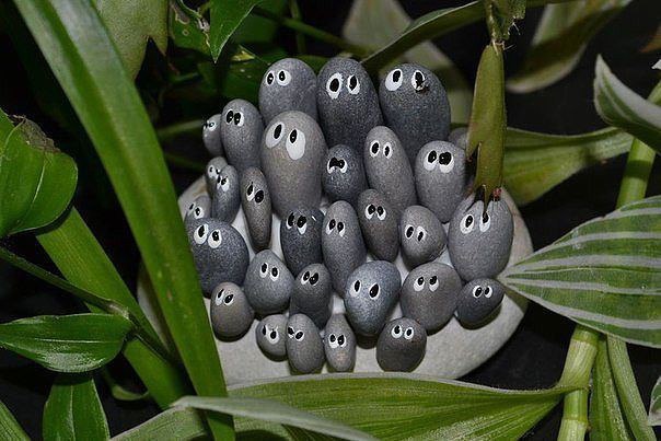 Забавная поделка из камней