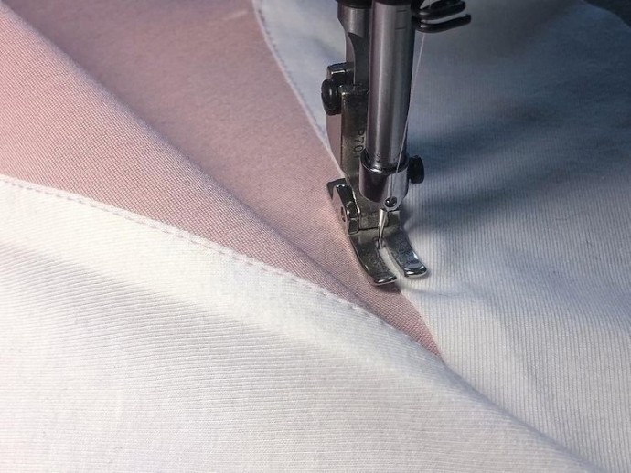 Карманы в боковых швах с цельнокроеной мешковиной по задней части брюк