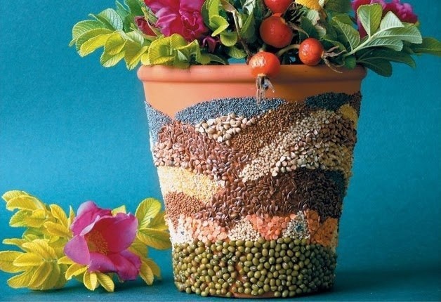 Украшение цветочного горшка мозаикой из семян