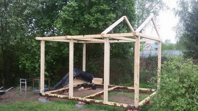 Строительство красивой беседки с двускатной крышей из шифера своими руками