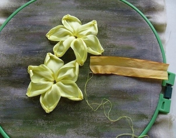 Вышиваем нарциссы лентами