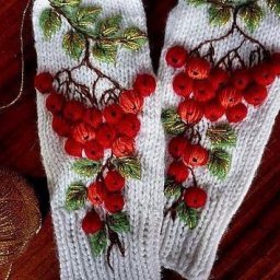 Ягода рябина на варежках