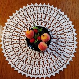 Салфетка с простым и универсальным узором из лепестков