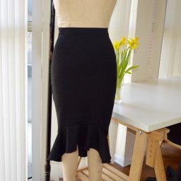 ​Юбка с воланом с завышенным передом