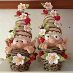 Забавный клубничный гномик