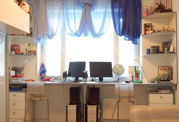 Идеи окон, встроенных в мебель