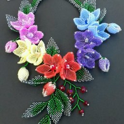 Яркие цветы для новогодних колье