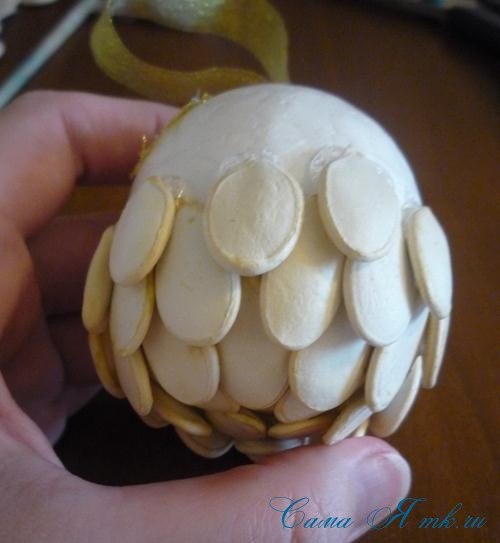 Новогоднее украшение из тыквенных семечек